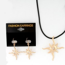 Набір із сережок та підвіски на шию золотистий (7631)