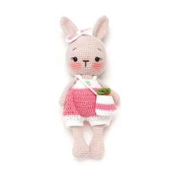 В'язана іграшка амігурумі Зайчик з морквою 27см рожевий (29147)